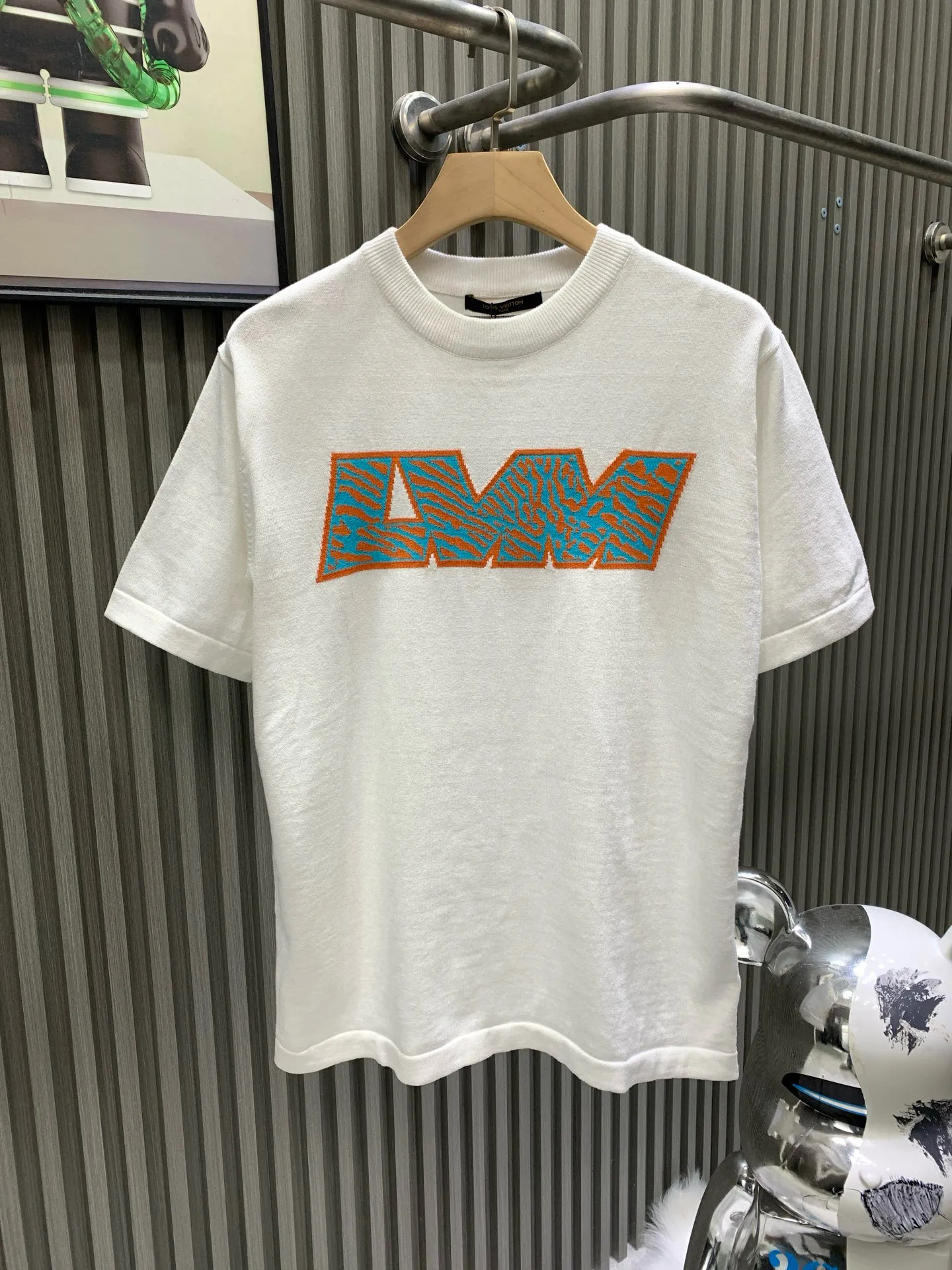 🅿️290 🀄️ Louis Vuitton Louis Vuitton 1v twill letter short-sleeved crew neck shirt. This T-shirt uses 14s intarsia technology. The logo is woven in contrasting colors. The flipped armholes are specially stitched to inject new ideas. The mulberry silk intarsia label on the back presents a mirror effect. If the jacquard is presented using a reverse-to-positive process, the visual craftsmanship of the sweater will be stronger. The contrast between the tissues will make the concave and convex texture more obvious. Clever use of yarn characteristics to reflect the details